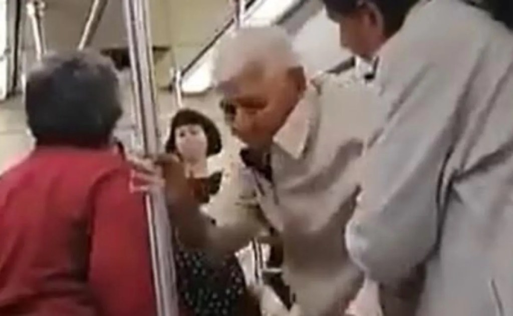 México: feministas bajan a un anciano del vagón exclusivo para&nbsp;mujeres