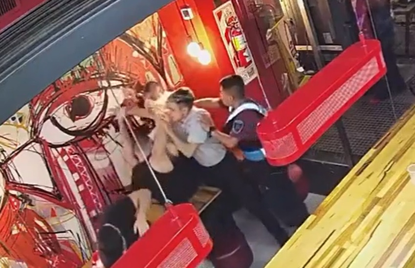 Pelea en Mostaza: La hamburguesa no se&nbsp;mancha