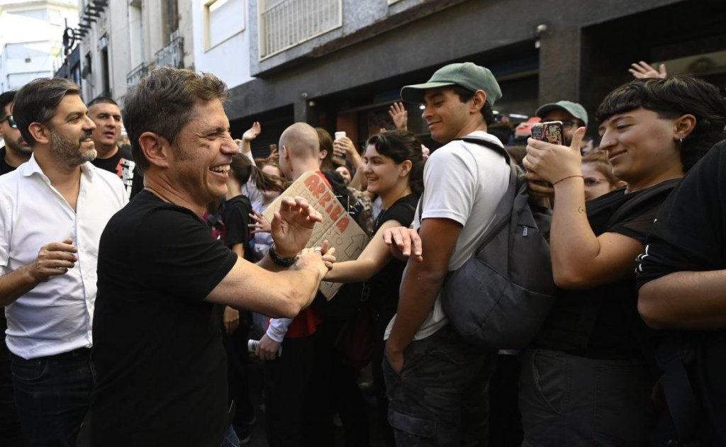 Axel Kicillof en la Marcha por la Educación Pública: ¿No lo dejaron pasar o se negó a subir al&nbsp;palco?