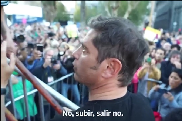 Axel Kicillof mostró el video dónde se ve que él rechaza subir al&nbsp;palco.