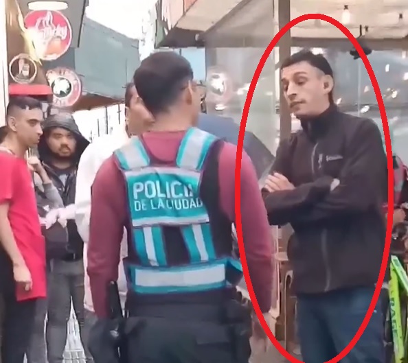 Un hombre defendió a otro que se estaba tocando en público y amenazó a la&nbsp;policía