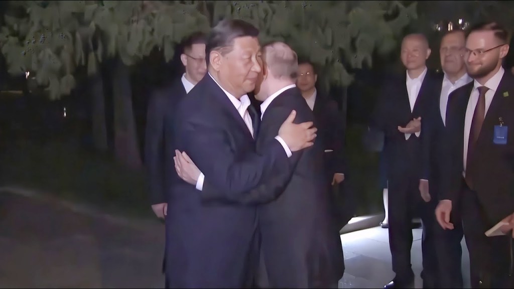 Xi Jinping sella vínculos militares con Putin con un abrazo inusual en medio de la invasión a Ucrania y la tensión por&nbsp;Taiwán