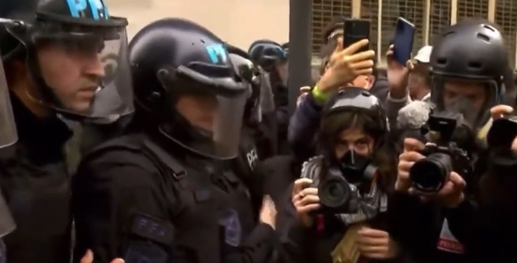 Ley Bases: un polícia se largó a llorar durante el enfrentamiento con&nbsp;manifestantes