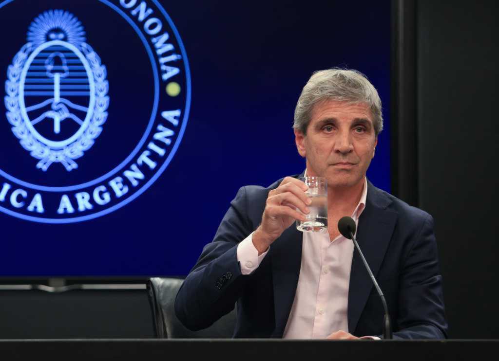 El riesgo país supera los 1.600 puntos, el más alto en cuatro meses, mientras sigue la baja de los dólares&nbsp;financieros