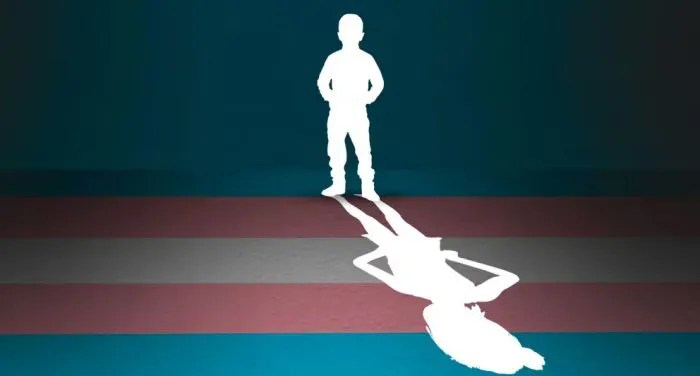 Joven cambia de género dos veces y culpa a sus padres por&nbsp;permitirlo