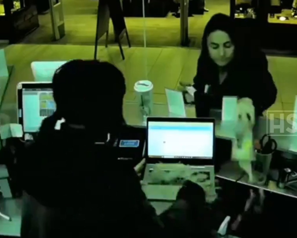 Rosario: Clienta enojada tira te frío en la&nbsp;computadora