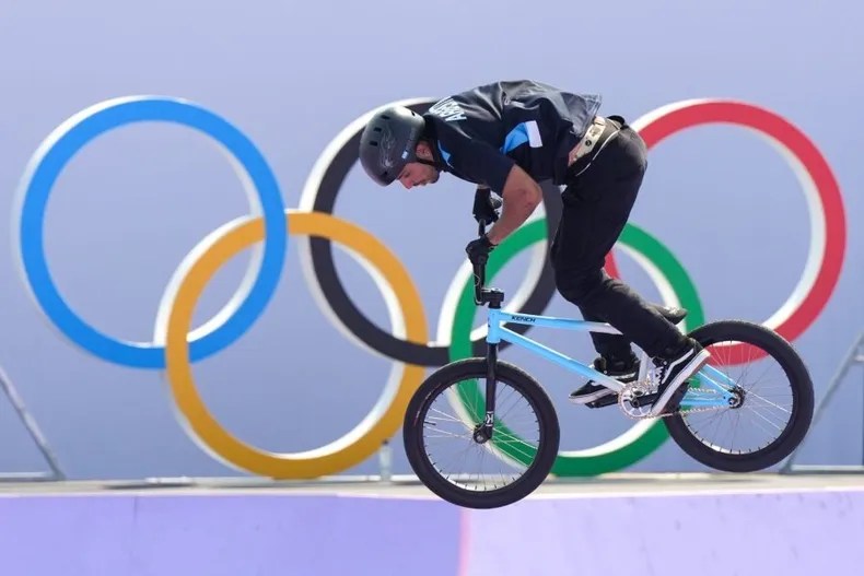 Argentina celebra su primera medalla de oro en París 2024 con «El Maligno» Torres Gil en&nbsp;BMX