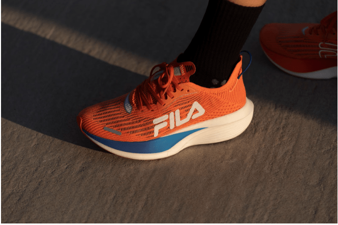 FILA lanza la super zapatilla Racer Carbon 2 para atletas de&nbsp;élite