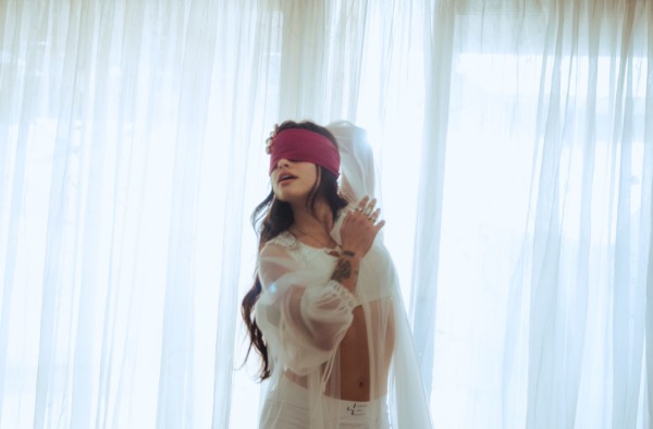 Juli Savioli se sumerge en la dualidad emocional con su nuevo video «Te Prestaría Mis&nbsp;Ojos»