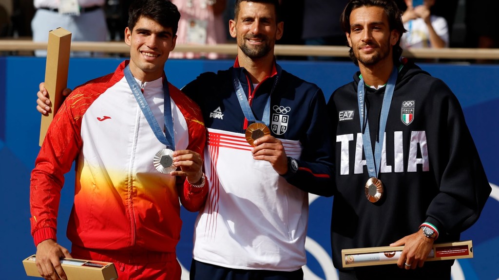 Novak Djokovic hace historia en París 2024: Venció a Carlos Alcaraz y ganó el oro olímpico en&nbsp;tenis
