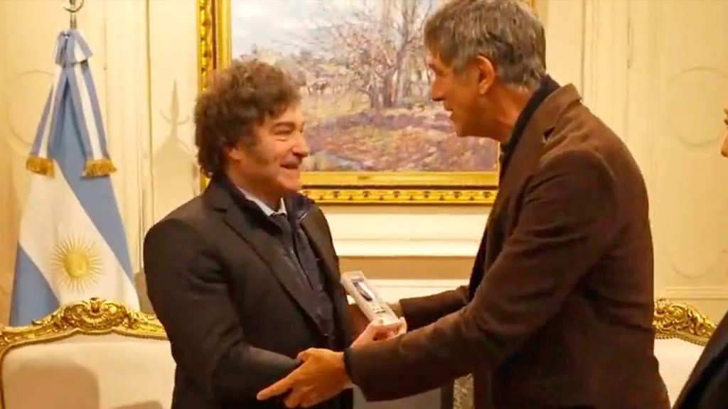 Milei sorprende a un veterano de Malvinas con una emotiva ceremonia en Casa&nbsp;Rosada