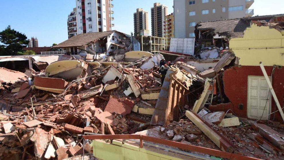Derrumbe fatal en Villa Gesell: un jubilado muerto y una mujer en estado crítico tras colapso de&nbsp;hotel