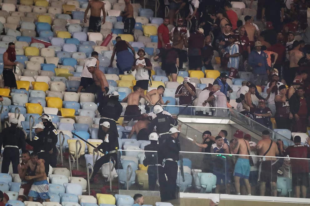 Brasil: la policía golpeó a hinchas de Lanús en medio del partido contra&nbsp;Fluminense