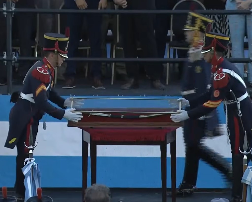 Milei entregó el sable corvo de San Martín a los Granaderos en el Campo de la&nbsp;Gloria