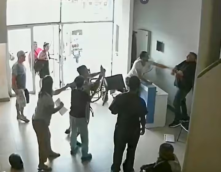 Mar del Plata: Atacaron a sillazos y cascos a un guardia de la Clínica Luro