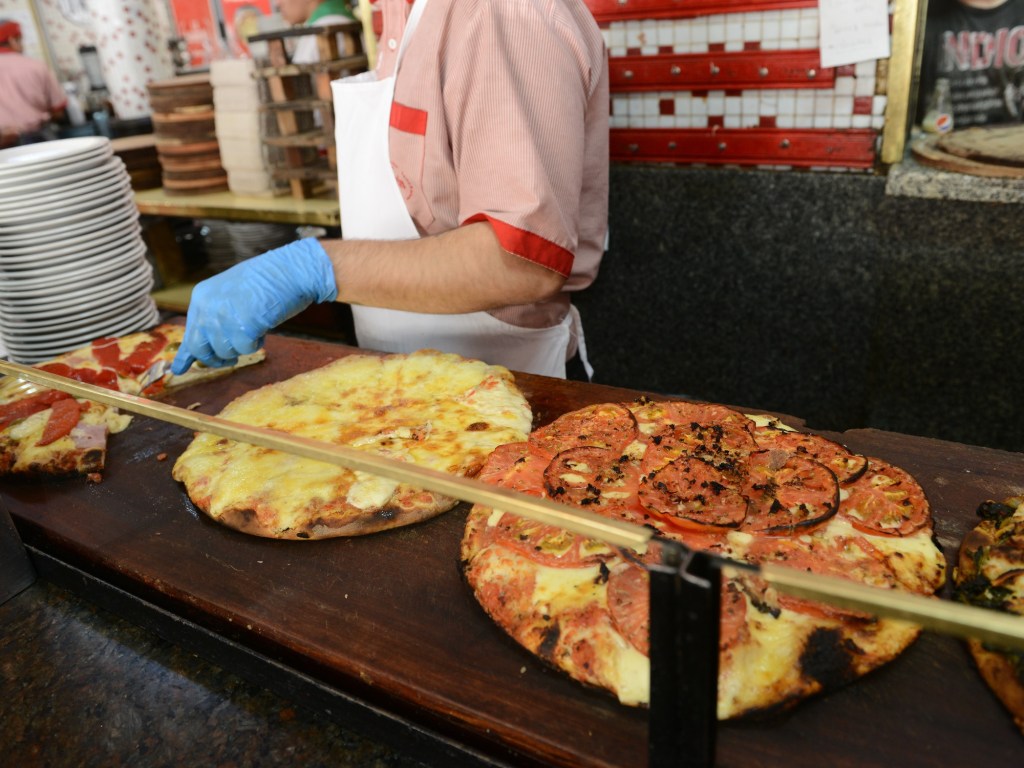 Día Mundial de la Pizza: celebran con 5.000 porciones solidarias frente al&nbsp;Obelisco