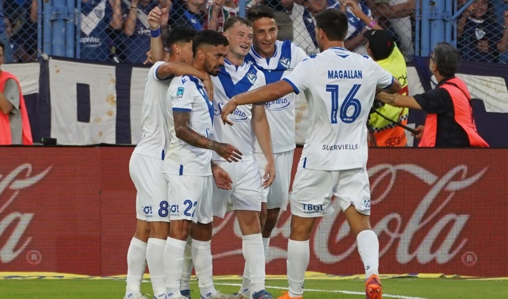 Vélez le ganó 1-0 a River y es el único puntero