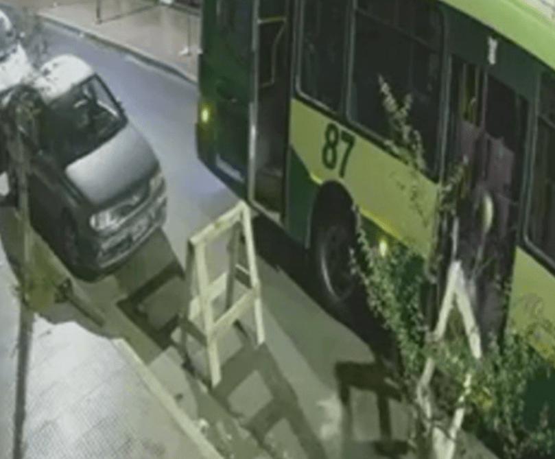 Villa Ballester: colectivero frenó para llevarse un&nbsp;caballete