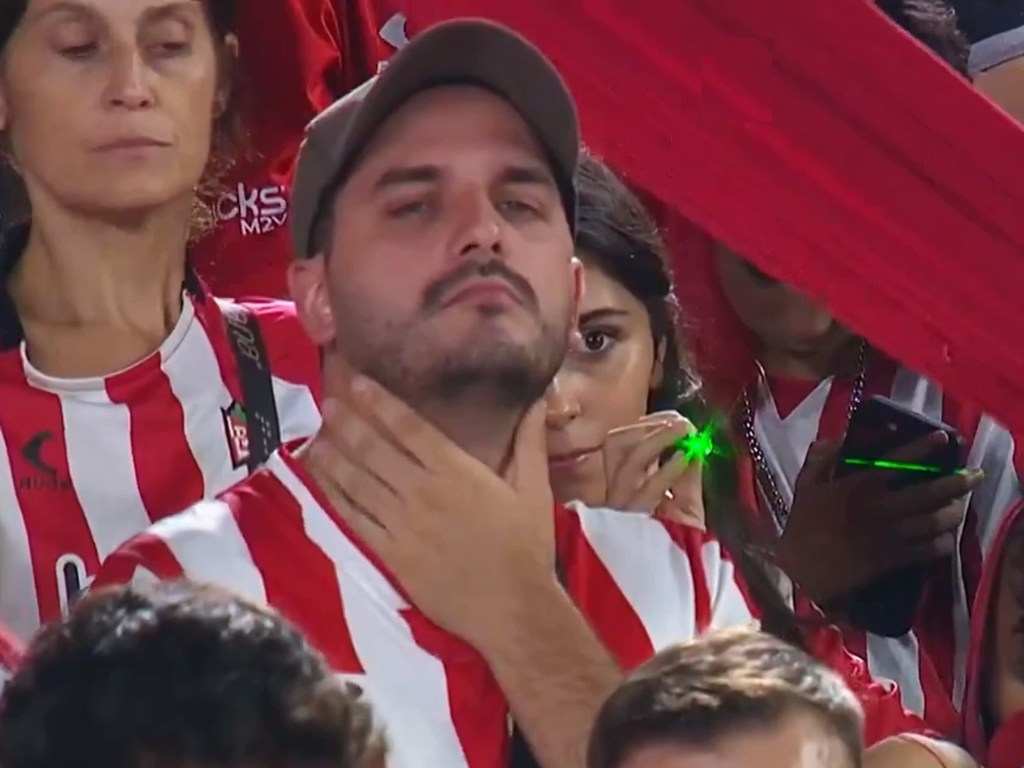 Buscan a la mujer láser del partido Estudiantes-Vélez