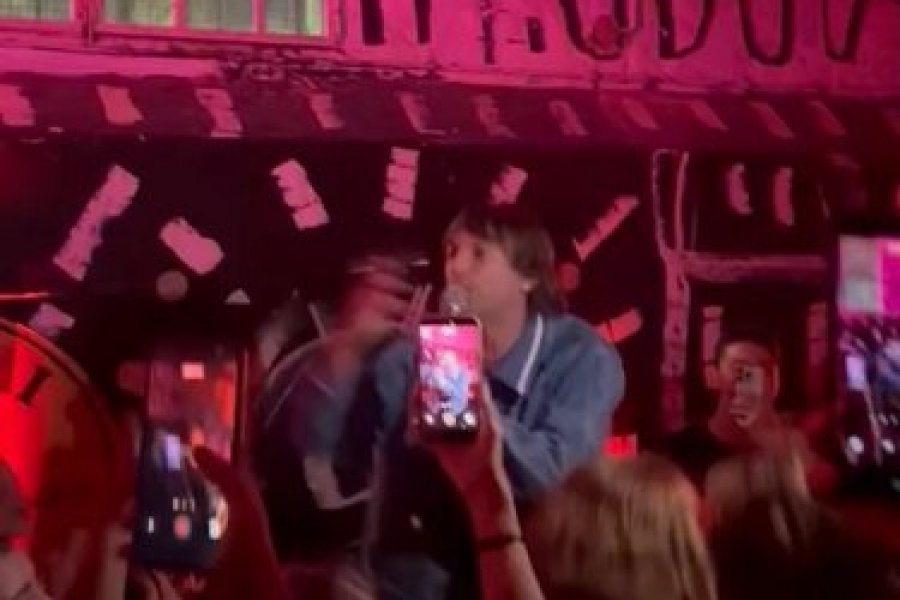 Joaquín Levinton sorprendió a todos y se sumó a cantar en un bar