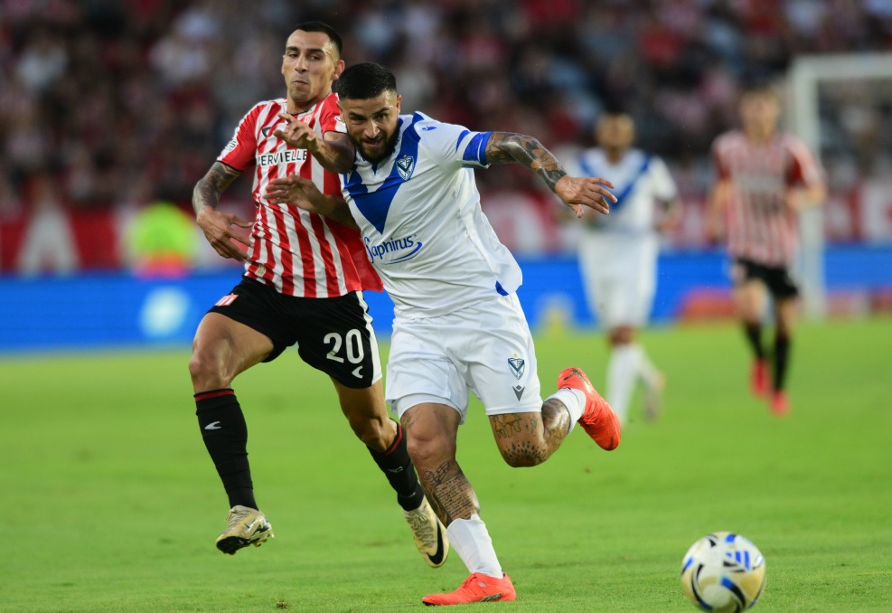 Vélez pisó fuerte en La Plata y es el único líder